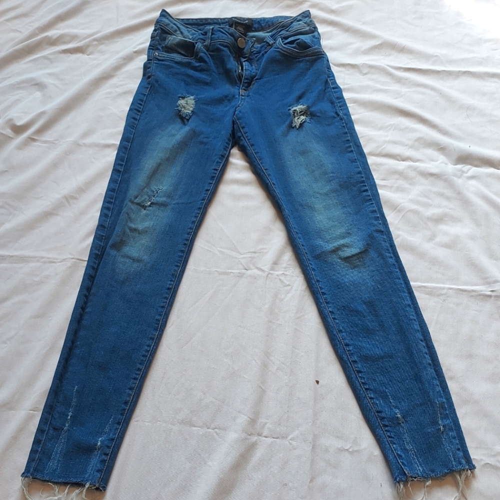 Trovare Skinny Stretch Distressed Blue Jeans, Size 7